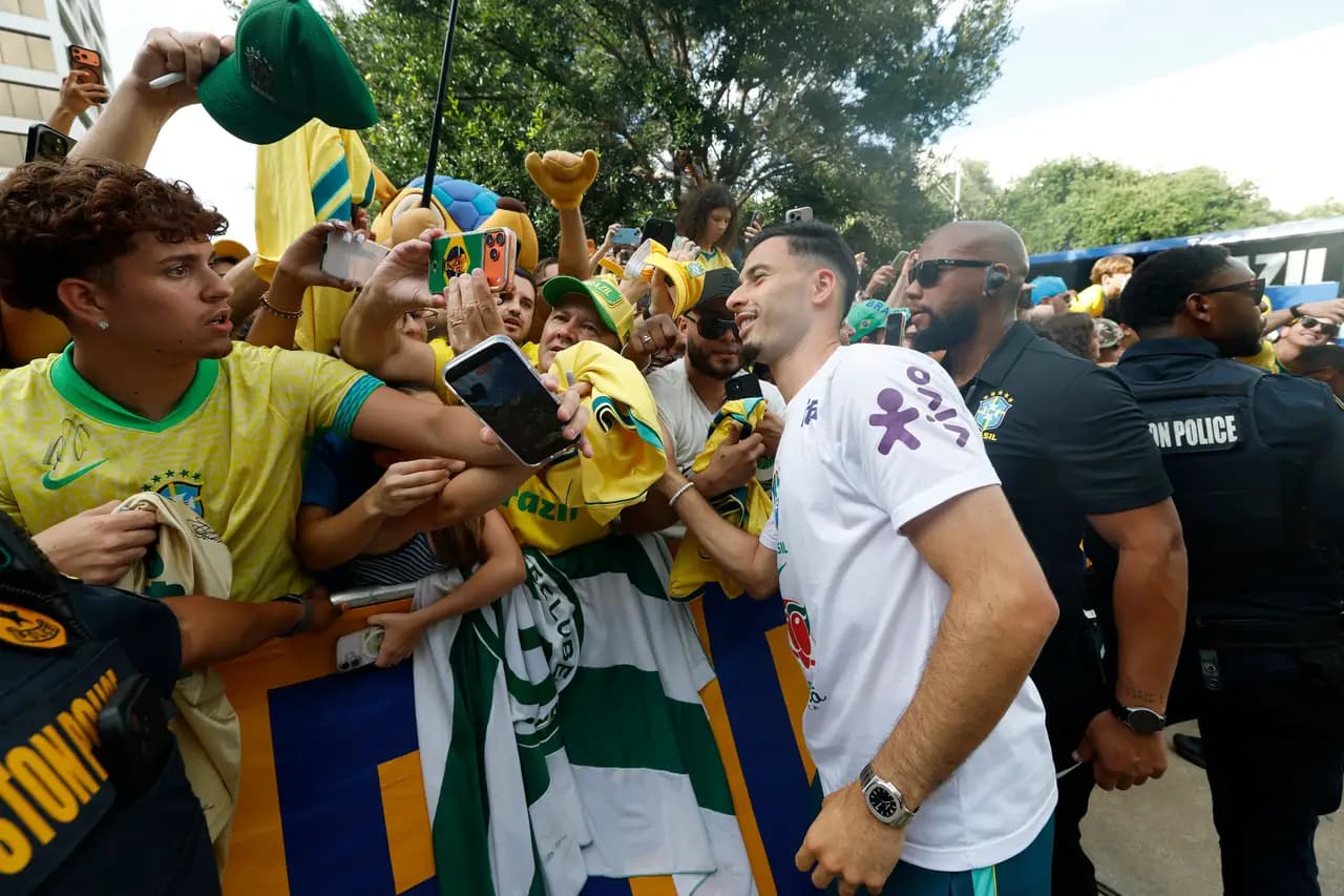 Seleção chega em Houston para duelo dos 16 avos da Copa